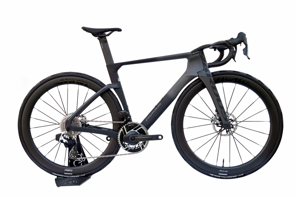 Bicicleta de carretera PARDUS SPKG4 EVO con cuadro de carbono y diseño aerodinámico.